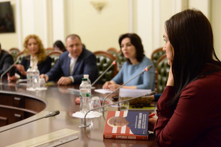 У Верховній Раді України відбулася презентація автобіографії Джона Маккейна «Буремна хвиля» в рамках проекту КНИЖКОВИЙ КЛУБ ВЕРХОВНОЇ РАДИ УКРАЇНИ «САМІТ З КНИГОЮ»

Відкриваючи засідання Книжкового клубу, присвячене презентації автобіографічної книжки американського сенатора Джона Маккейна «Буремна хвиля: добрі часи, праведні справи, великі битви та інші звитяги», модераторка заходу Світлана Привалова нагадала, що цей американський політики був великим другом України і що на його честь у Києві названо вулицю.
«Через всю книгу Джона Маккейна проходить думка про важливість служіння народу». - сказала керівниця видавництва «Vivat», котре видало книгу, Юлія Орлова, розповідаючи про причини вибору цієї книги для опублікування. «Мені захотілось познайомити максимально велику кількість людей з позицією людини, важливої для мене, для Америки і для всього світу», - додала Юлія Орлова. Вона також зазначила, що на її думку, «дана книга має бути однією з настільних книг у наших політиків і громадських діячів». При цьому видавець не виключила, що книжка може бути цікавою для широкого кола читачів, оскільки в ній багато особистого.
Своїми враженнями від книги поділилася народний депутат України VIII скликання, екс-голова Комітету у закордонних справах Ганна Гопко.
Надзвичайний і Повноважний Посол України, заступник Міністра закордонних справ України (2007-2010), представник України при Європейському Союзі (2010-2015) Костянтин Єлісєєв зазначив, що із захопленням прочитав презентовану сьогодні автобіографію.

У презентації також взяли участь: народні депутати України; Надзвичайний і Повноважний Посол України, виконуючий обов'язки Міністра закордонних справ України у 2009 році, автор книжки «Дипломатичні сюжети: невигадані історії кар'єрного дипломата» Володимир Хандогій; Сенатор Європейського Економічного Сенату Світлана Подлєсна; голова правління Центру громадських свобод, координаторка Євромайдан SOS Олександра Матвійчук; політологи та дипломати.
